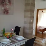 I & J Seric Apartmán