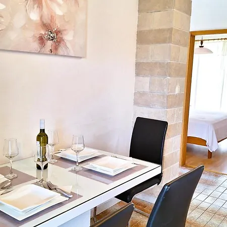 I & J Seric Apartment