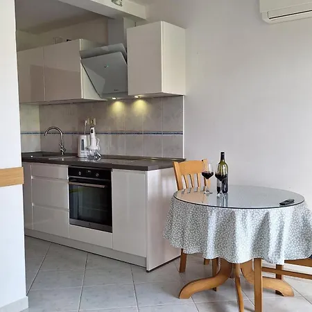 I & J Seric Apartment *