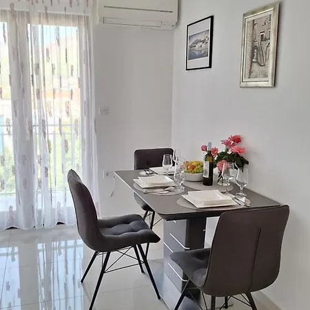 Apartment I & J Seric *