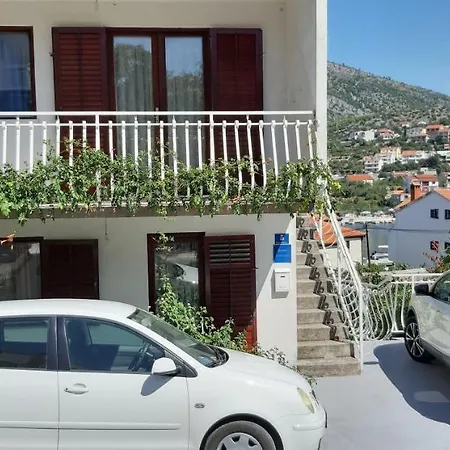 I & J Seric Apartment *